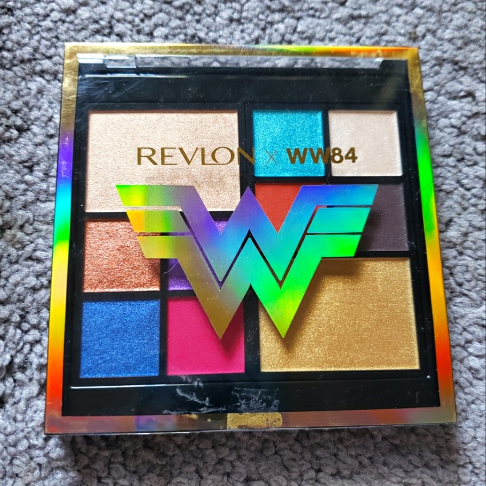 Wonder Woman 84 x Revlon face palette NIB - Picture 2 of 3